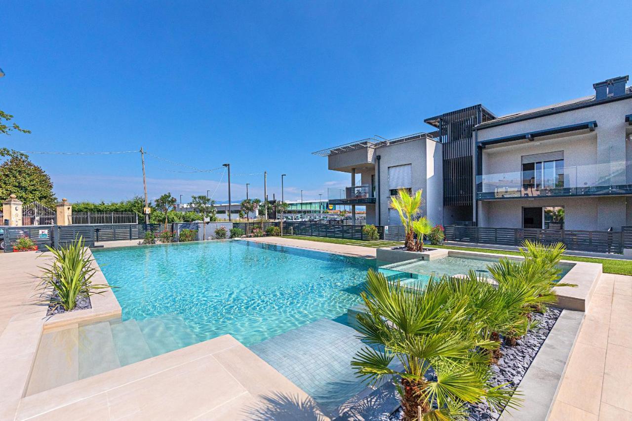Una Terrazza Sul Lago A2 Con Piscina By Wonderful Italy Apartment Peschiera del Garda Exterior photo